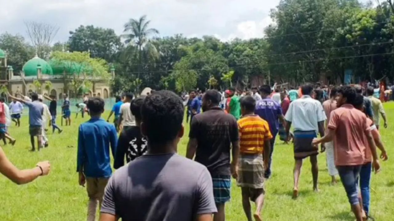 ব্রাহ্মণবাড়িয়া ফেসবুকে কমেন্ট নিয়ে বিরোধে দুই পক্ষের টেঁটা-বল্লম নিয়ে সংঘর্ষ